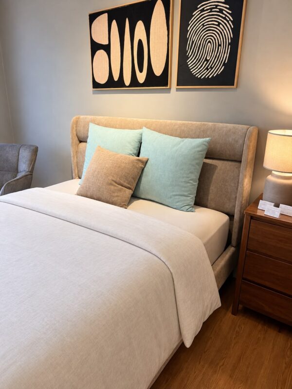 CAMA QUEEN CON BASE Y RESPALDAR BEIGE (no incluye colchón) - Imagen 2